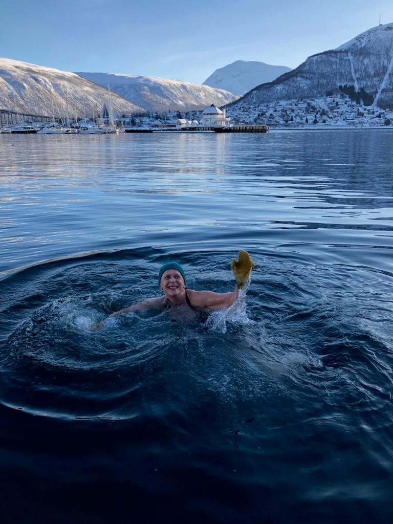 L&oslash;chen har i vinter selv stilt opp til isbading i en nyhetsartikkel om fenomenet.